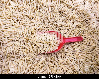 Trockene rohe italienische Penne-Pasta mit Kugel, Vollkorn ungekochte Zutat Stockfoto