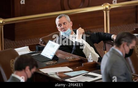 Austin, TX, USA 31. März 2021: Der Staatsvertreter Matt Schaefer, R-Tyler, auf dem Boden des Repräsentantenhauses von Texas während routinemäßiger Lesungen der Gesetzesvorlage auf der 87. Legislaturperiode in Texas. ©Bob Daemmrich Stockfoto