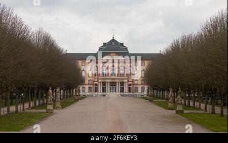 Schloss Bruchsal im Winter aus der Zollhallenstraße Stockfoto