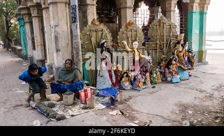 Kolkata, Westbengalen, Indien - 2018. Januar: Eine Frau, die Idole der Hindu-Göttin Durga auf den Bürgersteigen der Straßen der Stadt Kolkata verkauft. Stockfoto