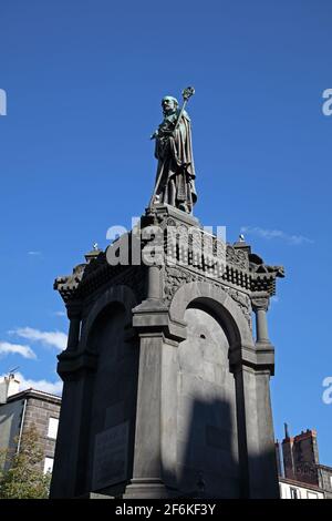 Statue von Urban II, die den ersten Kreuzzug in Clermont-Ferrand, Puy-de-Dôme, Auvergne predigte Stockfoto