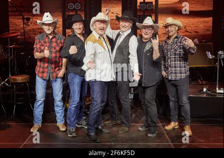 Buchholz, Deutschland. April 2021. Die Bandmitglieder von Truck Stop, Uwe Lost (l-r), Tim Reese, Andreas Cisek, Teddy Ibing, Knut Bewersdorff und Dirk Schlag standen für Chris Kaufmann vor einer Generalprobe vor dem Streaming-Konzert 'Liebe, Lust & Laster' auf der Bühne. Quelle: Georg Wendt/dpa/Alamy Live News Stockfoto