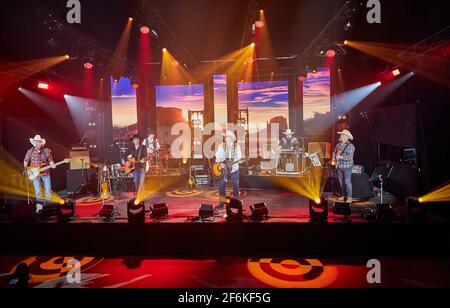 Buchholz, Deutschland. April 2021. Die Bandmitglieder von Truck Stop, Uwe Lost (l-r), Tim Reese, Teddy Ibing, Andreas Cisek, Knut Bewersdorff und Dirk Schlag standen für Chris Kaufmann vor einer Generalprobe vor dem Streaming-Konzert 'Liebe, Lust & Laster' auf der Bühne. Quelle: Georg Wendt/dpa/Alamy Live News Stockfoto