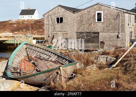 Ein Holzboot in Peggys Cove in Nova Scotia, Kanada. Das Fischerdorf an der Leuchtturm-Route von Nova Scotia ist eine beliebte Touristenattraktion. Stockfoto
