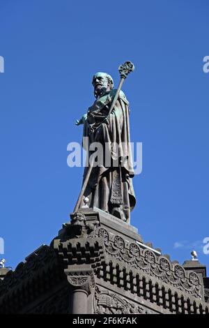 Statue von Urban II, die den ersten Kreuzzug in Clermont-Ferrand, Puy-de-Dôme, Auvergne predigte Stockfoto