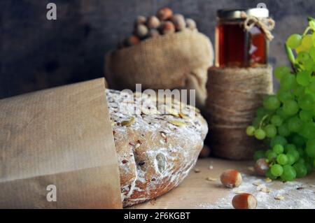 Honigbrot mit Samen. Seitenansicht. Stockfoto