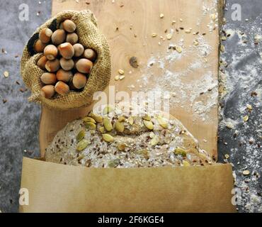 Brot in einem schönen Paket auf einem Holzhintergrund. Gesundes Essen. Draufsicht. Platz für Text oder Logo. Stockfoto