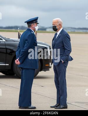 Coraopolis, Vereinigte Staaten Von Amerika. März 2021. US-Präsident Joe Biden spricht mit Col. Mark Goodwill, Commander, 171st Air Betanking Wing, Pennsylvania Air National Guard, nach der Landung in der Air Force am 31. März 2021 in Pittsburgh, Pennsylvania. Biden kam in Pittsburgh an, um den amerikanischen Beschäftigungsplan zu enthüllen. Quelle: Planetpix/Alamy Live News Stockfoto