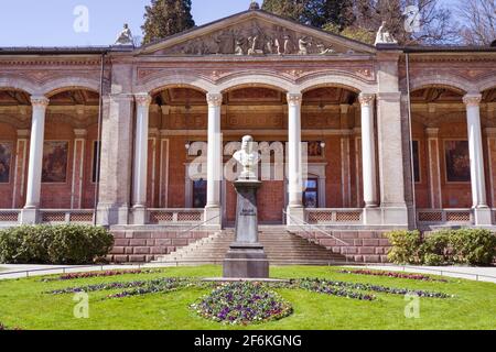 Denkmal von Wilhelm l vor dem Foyer im Kurpark von Baden Baden. Baden Württemberg, Deutschland, Europa Stockfoto