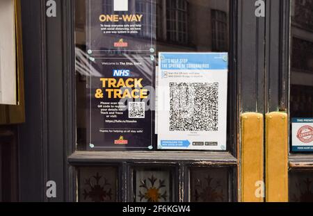 London, Großbritannien. April 2021. Ein NHS Track and Trace Schild in einem Pub in Soho, Central London. Pubs, Bars und Restaurants sind seit Dezember 2020 geschlossen und sollen am 12. April für den Außendienst wieder eröffnet werden. Kredit: Vuk Valcic/Alamy Live Nachrichten Stockfoto