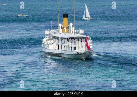 Klassisches Dampfboot, das an einem Pier am Genfer See ankommt Genf Schweiz Stockfoto