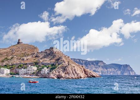 Blick auf den Berg Krepostnaya mit den Ruinen der mittelalterlichen genuesischen Festung Chembalo, Balaklava Region Sewastopol, Krim-Halbinsel, Russland. Stockfoto