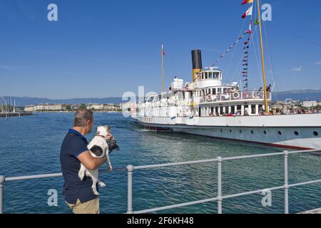 Klassisches Dampfboot, das an einem Pier am Genfer See ankommt Genf Schweiz Stockfoto