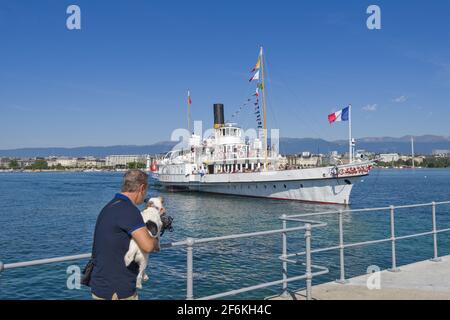 Klassisches Dampfboot, das an einem Pier am Genfer See ankommt Genf Schweiz Stockfoto