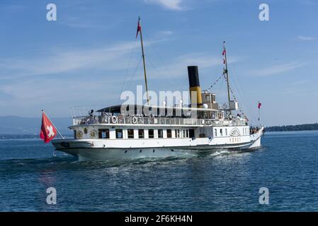 Klassisches Dampfboot, das an einem Pier am Genfer See ankommt Genf Schweiz Stockfoto