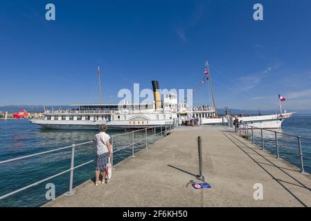 Klassisches Dampfboot, das an einem Pier am Genfer See ankommt Genf Schweiz Stockfoto