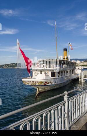 Klassisches Dampfboot, das an einem Pier am Genfer See ankommt Genf Schweiz Stockfoto