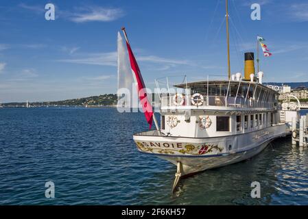 Klassisches Dampfboot, das an einem Pier am Genfer See ankommt Genf Schweiz Stockfoto