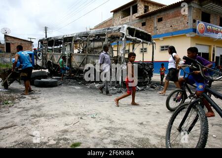 porto seguro, bahia, / brasilien - 1. dezember 2011: Busshardware wird von Mitgliedern einer kriminellen Fraktion in der Stadt Porto Seguro, im Süden Bahis, in Brand gesetzt Stockfoto