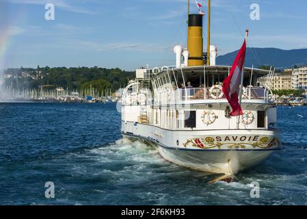 Klassisches Dampfboot, das an einem Pier am Genfer See ankommt Genf Schweiz Stockfoto