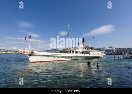 Klassisches Dampfboot, das an einem Pier am Genfer See ankommt Genf Schweiz Stockfoto