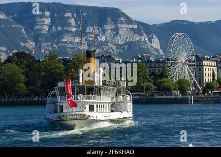 Klassisches Dampfboot, das an einem Pier am Genfer See ankommt Genf Schweiz Stockfoto