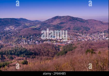 Blick auf den Kurort Baden Baden und den Schwarzwald. Vom ramponten Felsen aus gesehen. Baden Württemberg, Deutschland, Europa Stockfoto