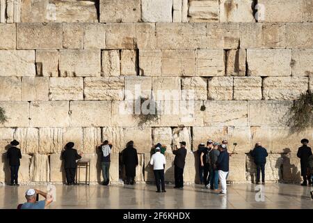 JERUSALEM, ISRAEL - 26. November 2019: Viele Menschen stehen in der Nähe der Klagemauer in Jerusalem Stockfoto