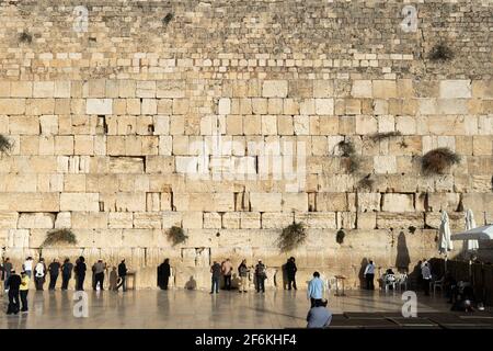 JERUSALEM, ISRAEL - 26. November 2019: Viele Menschen stehen in der Nähe der Klagemauer in Jerusalem Stockfoto