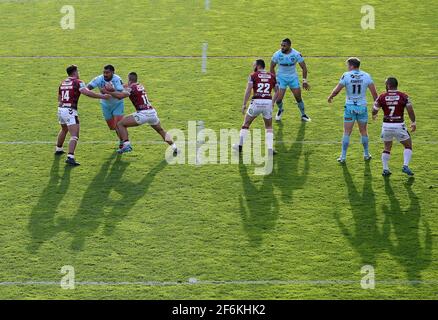 David Fifita von Wakefield Trinity (zweiter links) wurde von Oliver Partington von Wigan Warriors (links) und Willie Isa während des Betfred Super League-Spiels im total Wicked Stadium, St. Helens, angegangen. Bilddatum: Donnerstag, 1. April 2021. Stockfoto