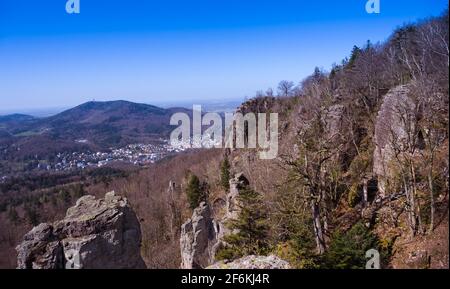 Blick auf den Kurort Baden Baden und den Schwarzwald. Vom ramponten Felsen aus gesehen. Baden Württemberg, Deutschland, Europa Stockfoto