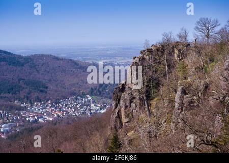 Blick auf den Kurort Baden Baden und den Schwarzwald. Vom ramponten Felsen aus gesehen. Baden Württemberg, Deutschland, Europa Stockfoto