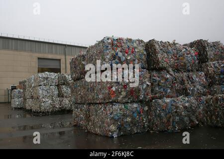 Abfallsortierfabrik. Würfel aus gepressten Metalldosen. Stockfoto