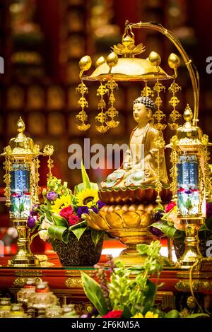 Chinatown, Singapur - 25. Dezember 2013: Eines der vielen Buddha-Statuen im Inneren des Buddha Tooth Relic Temple und Museum in Chinatown, Singapur. Stockfoto