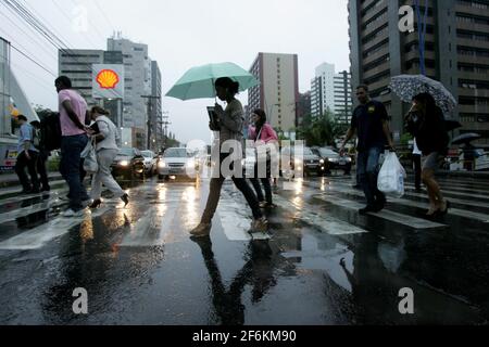 salvador, bahia / brasilien - 23. april 2013: Menschen werden bei Fußgängerübergängen in der Stadt Salvador, Bahia, mit Regenführungen beobachtet. Stockfoto