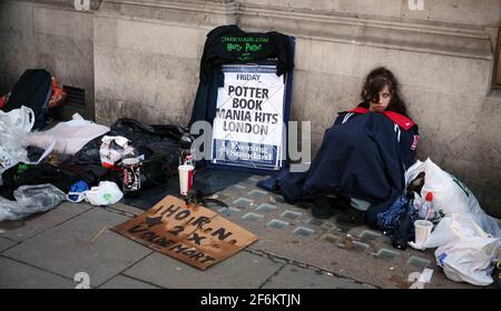 Vor Waterstones auf Picadilly stehen die Leute Schlange und warten darauf, dass das letzte Harry Potter Buch zum Verkauf steht Bild David Sandison Stockfoto