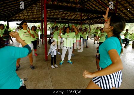 salvador, bahia / brasilien - 4. oktober 2014: Im Pituacu Park in der Stadt Salvador werden die Leute beim Aerobic-Training beobachtet. Stockfoto