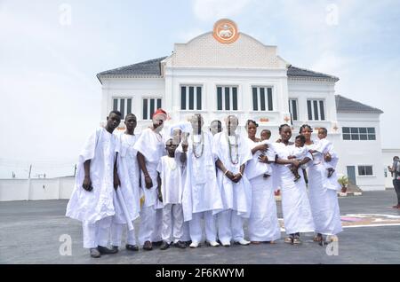 Die Yoruba stehen vor Oonis Palast, Bundesstaat Osun, Nigeria. Stockfoto