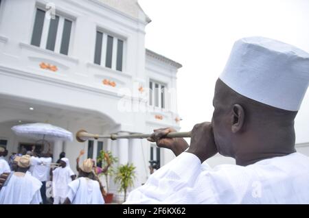 Die Ankunft von Ooni am Veranstaltungsort des Olojo Festivals nach seiner siebentägigen Abgeschiedenheit, um mit den Vorfahren zum Wohle des Volkes zu kommunizieren. Stockfoto