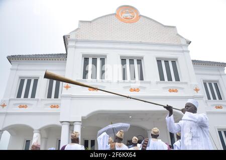 Die Ankunft von Ooni am Veranstaltungsort des Olojo Festivals nach seiner siebentägigen Abgeschiedenheit, um mit den Vorfahren zum Wohle des Volkes zu kommunizieren. Stockfoto