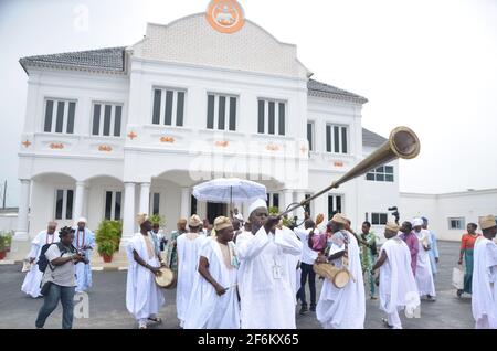 Die Ankunft von Ooni am Veranstaltungsort des Olojo Festivals nach seiner siebentägigen Abgeschiedenheit, um mit den Vorfahren zum Wohle des Volkes zu kommunizieren. Stockfoto