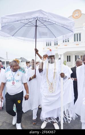 Die Ankunft von Ooni am Veranstaltungsort des Olojo Festivals nach seiner siebentägigen Abgeschiedenheit, um mit den Vorfahren zum Wohle des Volkes zu kommunizieren. Stockfoto