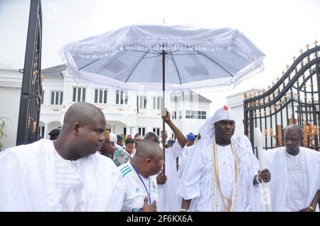 Die Ankunft von Ooni am Veranstaltungsort des Olojo Festivals nach seiner siebentägigen Abgeschiedenheit, um mit den Vorfahren zum Wohle des Volkes zu kommunizieren. Stockfoto