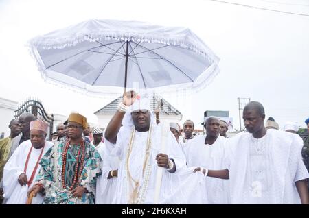 Die Ankunft von Ooni am Veranstaltungsort des Olojo Festivals nach seiner siebentägigen Abgeschiedenheit, um mit den Vorfahren zum Wohle des Volkes zu kommunizieren. Stockfoto