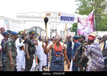 Eine Dame im Moremi Ajasooro Kostüm, die während des Olojo Festivals, Ile-Ife, Bundesstaat Osun, Nigeria, auftrat. Stockfoto