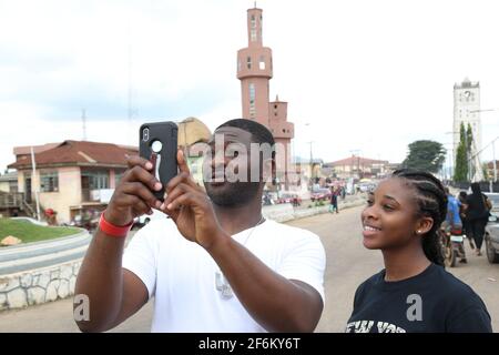 Touristen, die Fotos von Ooni vom Ife's Palace, Ile-Ife, Osun State Nigeria machen. Stockfoto