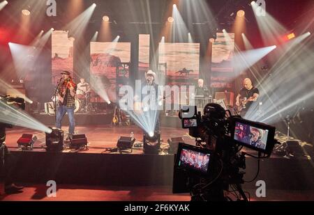 Buchholz, Deutschland. April 2021. Die Bandmitglieder von Truck Stop, Tim Reese (l-r), Teddy Ibing, Andreas Cisek, Knut Bewersdorff, Und Dirk Schlag stand für Chris Kaufmann auf der Bühne während einer Durchlaufprobe vor dem Streaming-Konzert 'Liebe, Lust & Laster'. Quelle: Georg Wendt/dpa/Alamy Live News Stockfoto