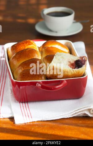Österreichische Brötchen mit Kirschfüllung in einer Backform. Rustikaler Stil. Stockfoto