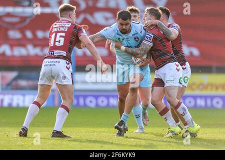 St. Helens, England - 1. April 2021 - David Fifita von Wakefield Trinity bricht während der Rugby League Betfred Super League Runde 2 Wigan Warriors gegen Wakefield Trinity im Totally Wicked Stadium, St. Helens, Großbritannien ab Dean Williams/Alamy Live News Stockfoto