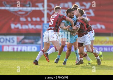 St. Helens, England - 1. April 2021 - David Fifita von Wakefield Trinity bricht während der Rugby League Betfred Super League Runde 2 Wigan Warriors gegen Wakefield Trinity im Totally Wicked Stadium, St. Helens, Großbritannien ab Dean Williams/Alamy Live News Stockfoto